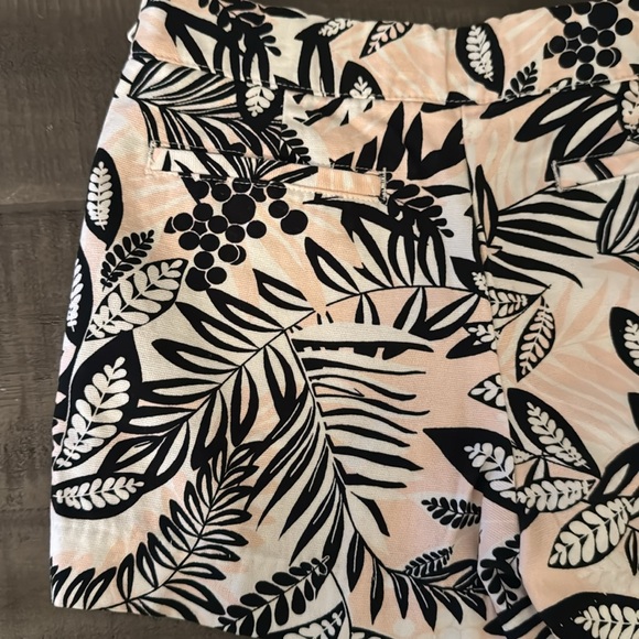 Janie and Jack Girls 5T White Shorts with Black and Pink Leaf-Print - Picture 8 of 9